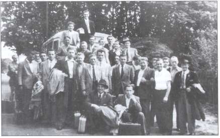 Die Mannschaft aus Westdeutschland am Sportplatz 1954